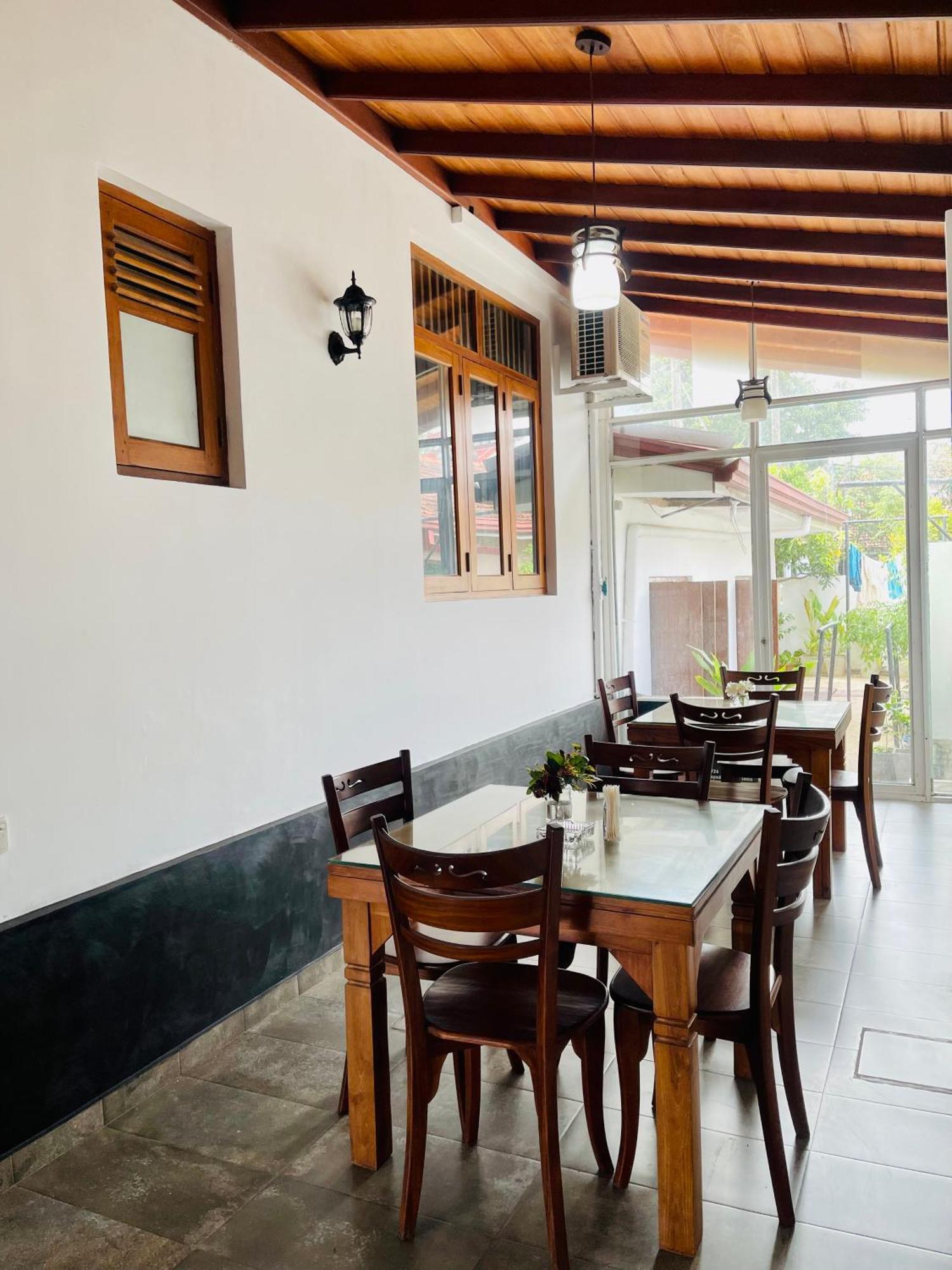 Sand & Surf Guest House Negombo Exterior foto
